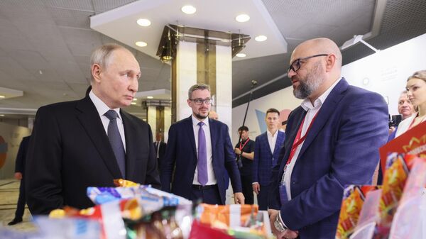 Президент РФ Владимир Путин посещает выставку перспективных отечественных компаний на площадке форума Сильные идеи для нового времени 2023 в Москве