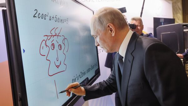 Президент РФ Владимир Путин оставляет рисунок на школьной мультимедийной доске во время посещения выставки перспективных отечественных компаний на площадке форума Сильные идеи для нового времени 2023 в Москве