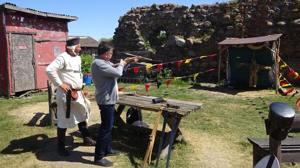 В Шаакене учат стрелять из арбалета