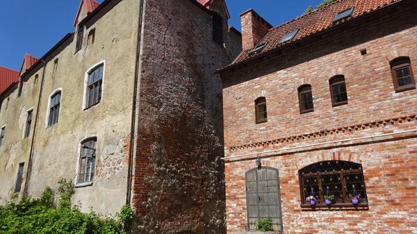 Замок Вальдау, дом XIX века и главное здание XIV века