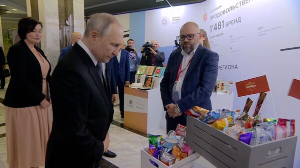 Путин осматривает стенд с мороженым Луганского хладокомбината