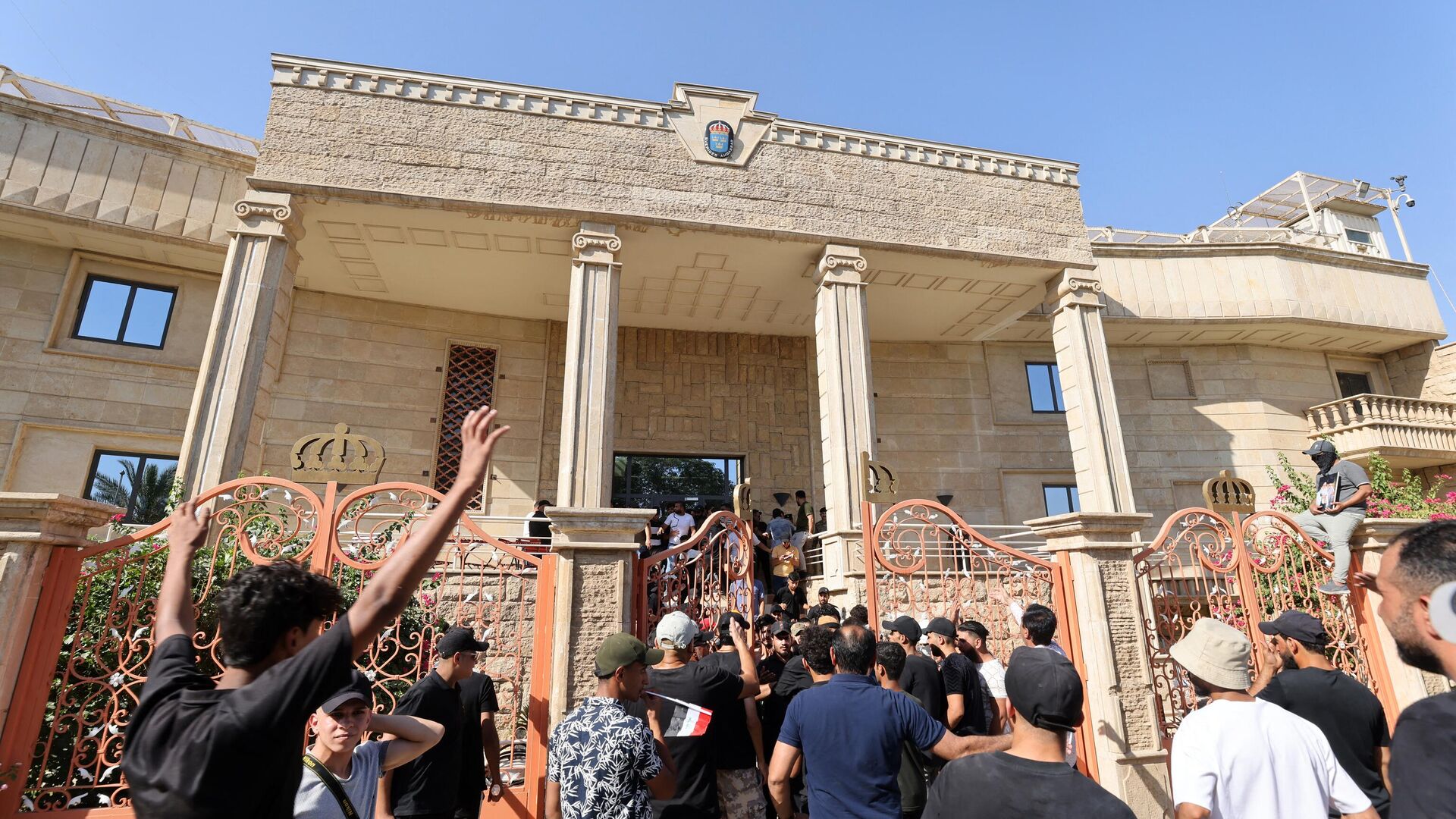 Протестующие у здания посольства Швеции в Багдаде. 29 июня 2023 - РИА Новости, 1920, 29.06.2023