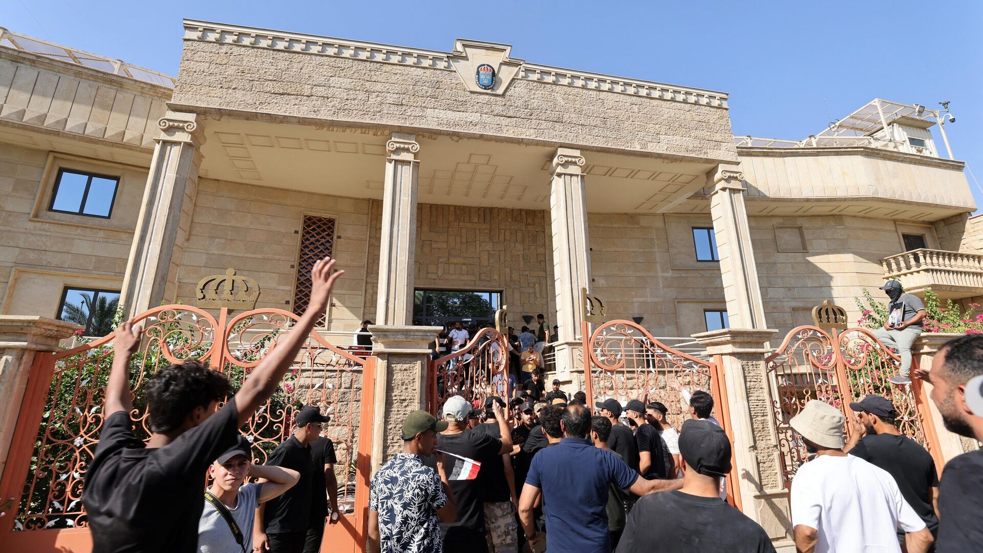 Протестующие у здания посольства Швеции в Багдаде. 29 июня 2023 - РИА Новости, 1920, 29.06.2023