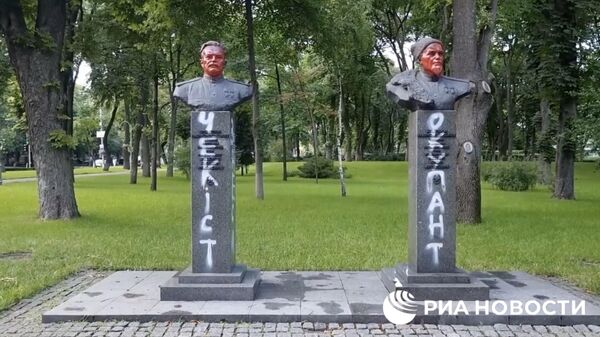 Оскверненные памятники в парке Вечной Славы в Киеве. Кадр видео