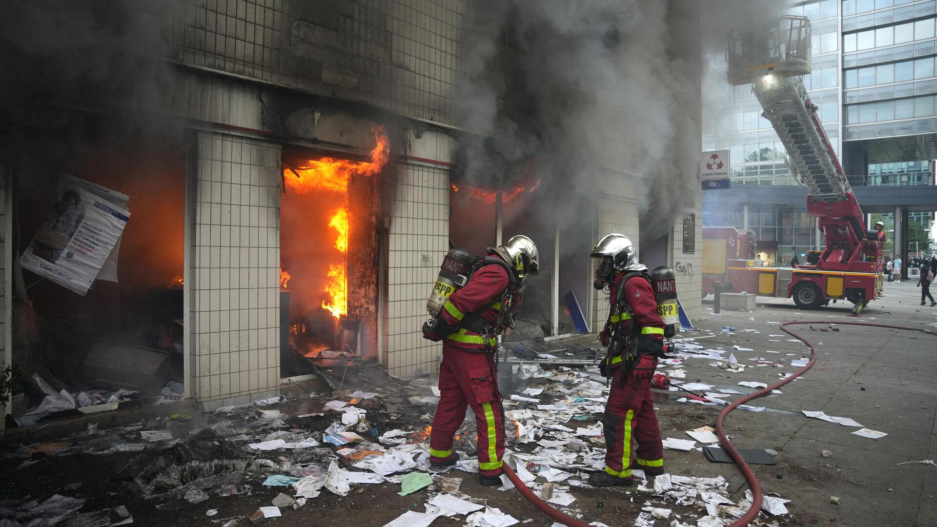 
Протестующие в Нантере сожгли офис банка Crédit Mutuelle - РИА Новости, 1920, 29.06.2023