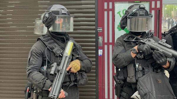 Сотрудники французской полиции во время беспорядков