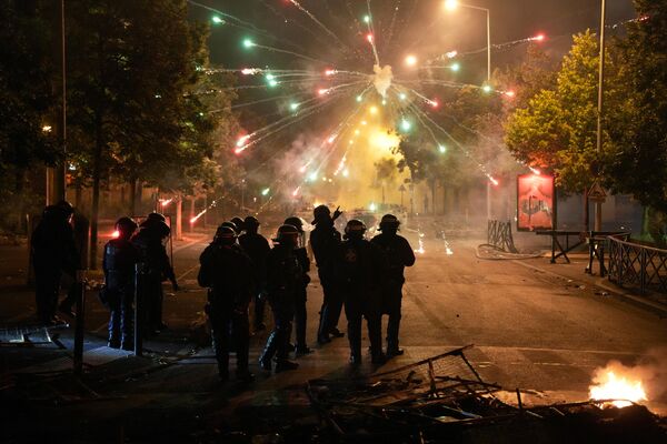 Полиция наблюдает за взрывами в районе Сите Пабло Пикассо в Нантере, к северо-западу от Парижа, рано утром 30 июня 2023 года