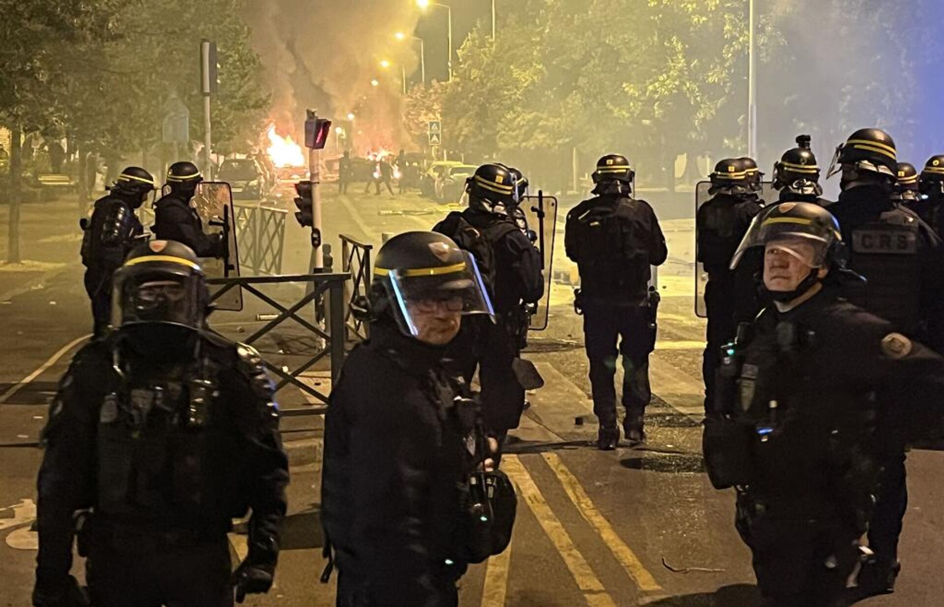 Сотрудники полиции во время беспорядков во французском Нантере Сотрудники полиции во время беспорядков во французском Нантере - РИА Новости, 1920, 03.07.2023