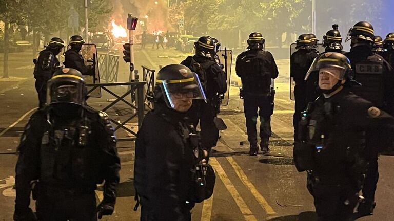 Сотрудники полиции во время беспорядков во французском Нантере