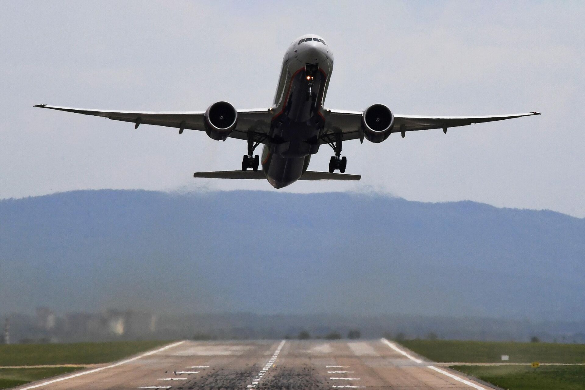 Самолет Boeing 777-300 ER  С.Есенин авиакомпании Аэрофлот во время взлета в международном аэропорту имени В. К. Арсеньева во Владивостоке - РИА Новости, 1920, 15.03.2024