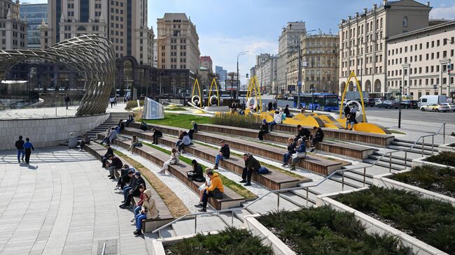 Посетители в Павелецком парке в Москве