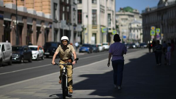 Велосипедист на улице Ильинка в Москве