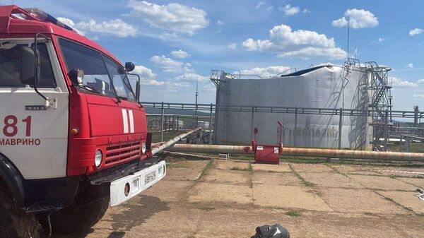 Место возгорания резервуара для повторного заполнения нефтяными продуктами в Заинском районе Республики Татарстан