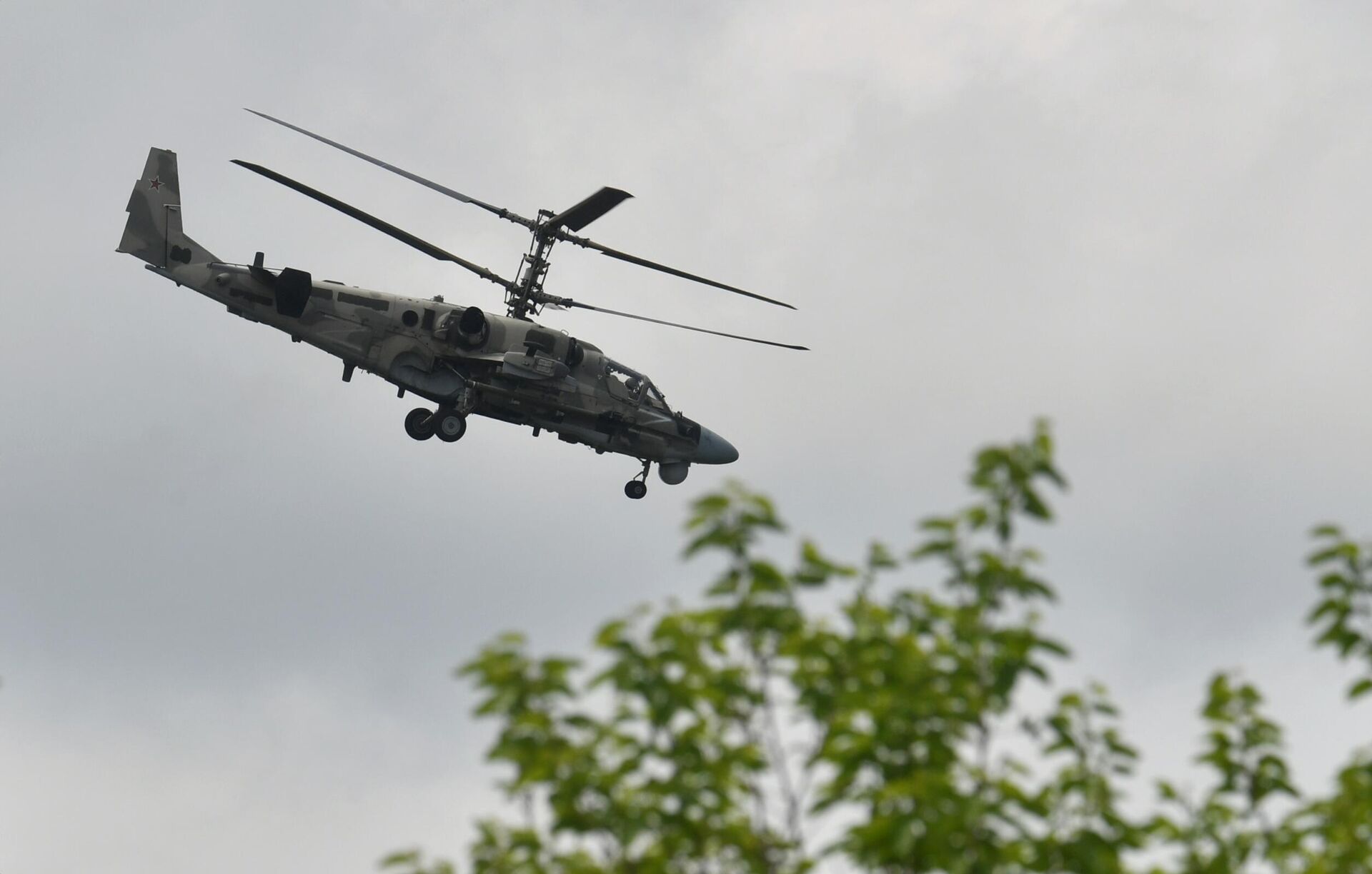 Ударный вертолет Ка-52 группировки Юг во время боевого вылета в зоне проведения специальной военной операции на Артемовском направлении - РИА Новости, 1920, 30.06.2023