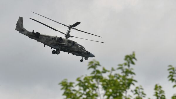 Ударный вертолет Ка-52 во время боевого вылета в зоне СВО. Архивное фото