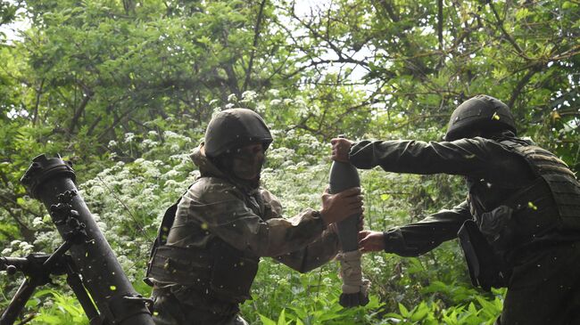 Военнослужащие минометного расчета Вооруженных сил РФ участвуют в боевых действиях