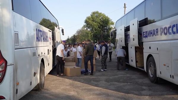Автобусы, на которых школьники из села Новая Астрахань прибыли на отдых в Астраханскую область