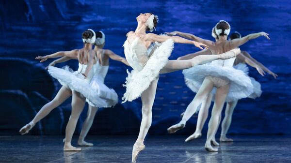 Артисты балета Лебединое озеро на сцене национального классического балета Анны Нехлюдовой