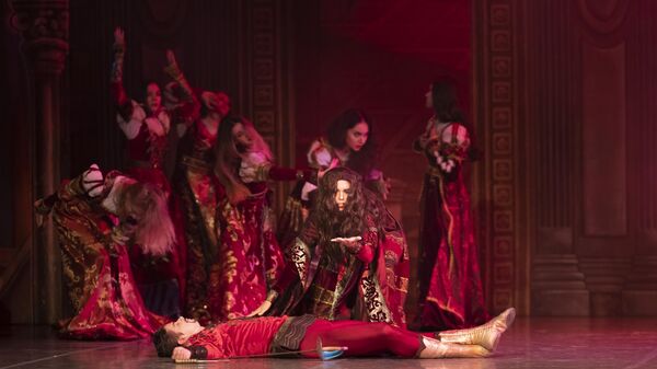 Артисты балета Ромео и Джульетта на сцене русского классического театра балета Валентины Грищенко