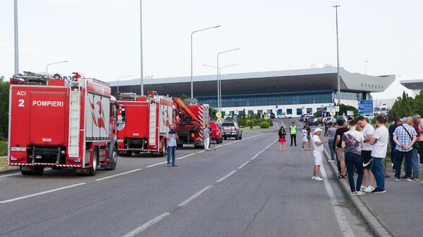 Машины противопожарной службы у аэропорта Кишинева во время инцидента со стрельбой