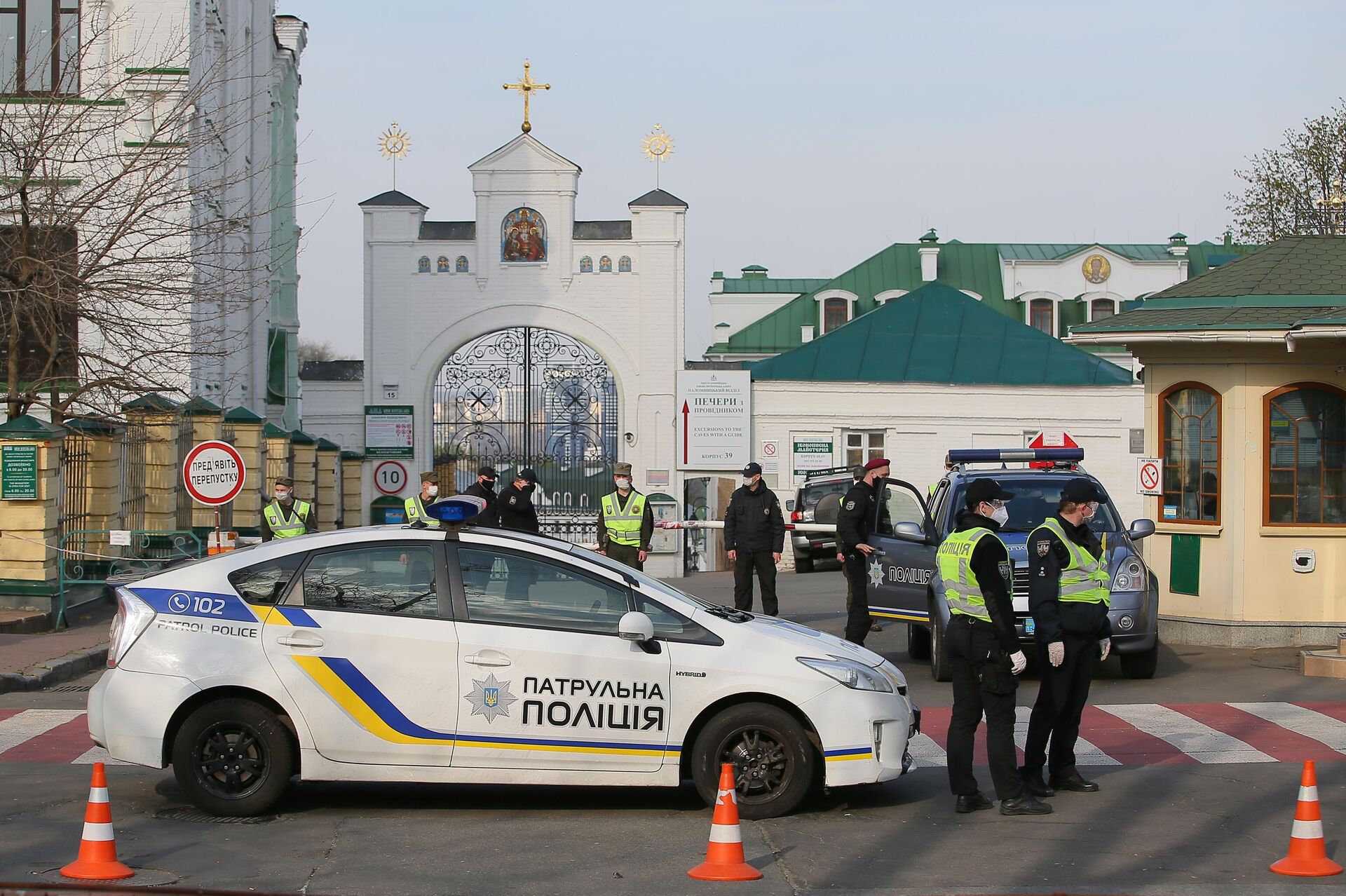 Сотрудники полиции и Национальной гвардии перекрыли вход в Киево-Печерскую лавру Сотрудники полиции и Национальной гвардии перекрыли вход в Киево-Печерскую лавру - РИА Новости, 1920, 20.06.2025