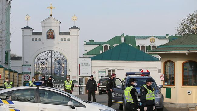 Сотрудники полиции и Национальной гвардии перекрыли вход в Киево-Печерскую лавру