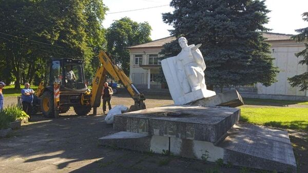 Демонтаж памятника в селе Угерско Львовской области на западе Украины