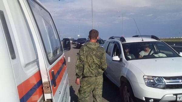 На подъезде к Крымскому мосту со стороны Темрюкского района скопилось большое количество машин