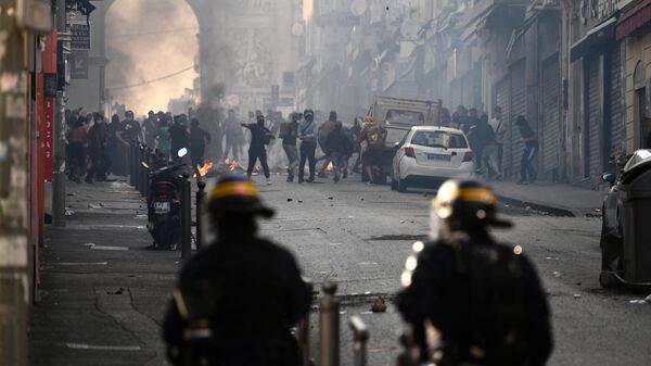 Столкновения протестующих с полицией в Марселе