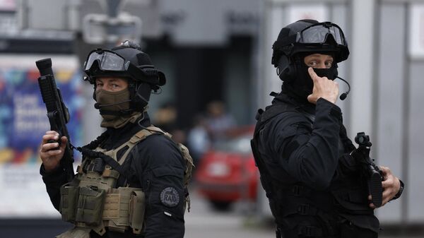 Офицеры тактического подразделения и Национальной полиции Франции патрулируют улицы