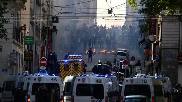 Столкновения протестующих с полицией в Марселе