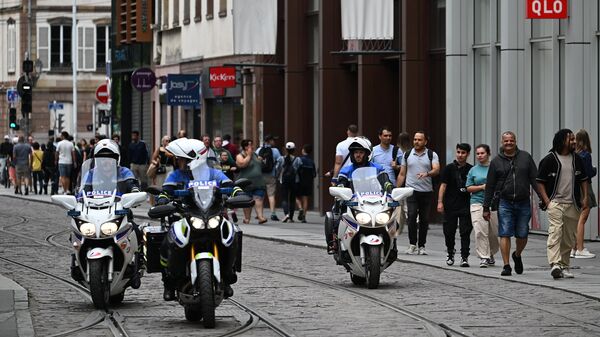 Полицейские едут на мотоциклах по торговой улице после четвертой ночи подряд беспорядков во Франции