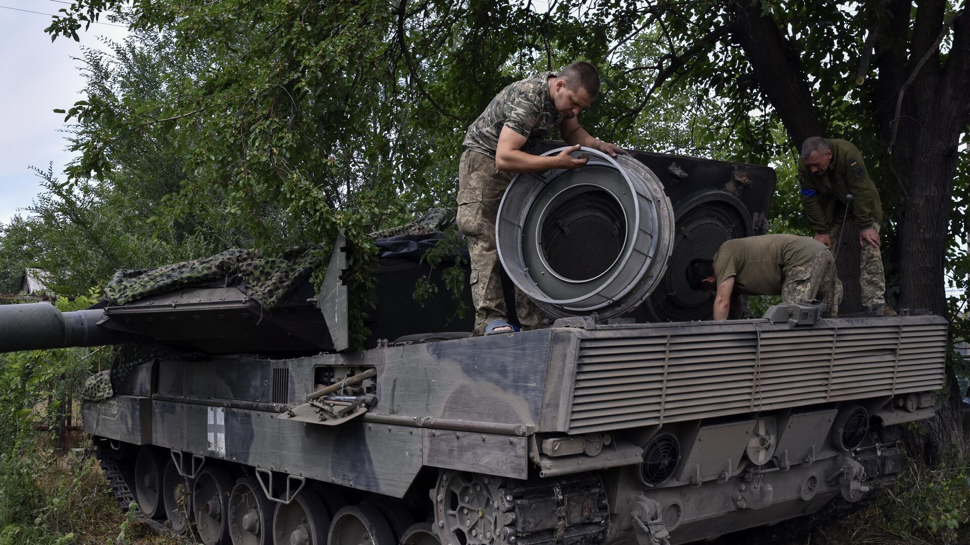  Украинские солдаты ремонтируют танк Леопард-2 на позиции в Запорожской области - РИА Новости, 1920, 04.07.2023