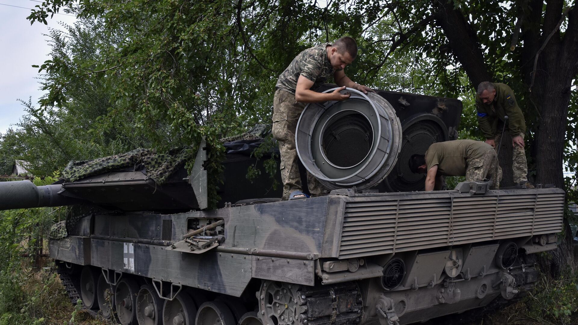  Украинские солдаты ремонтируют танк Леопард-2 на позиции в Запорожской области - РИА Новости, 1920, 25.09.2023