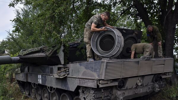  Украинские солдаты ремонтируют танк Леопард-2 на позиции в Запорожской области
