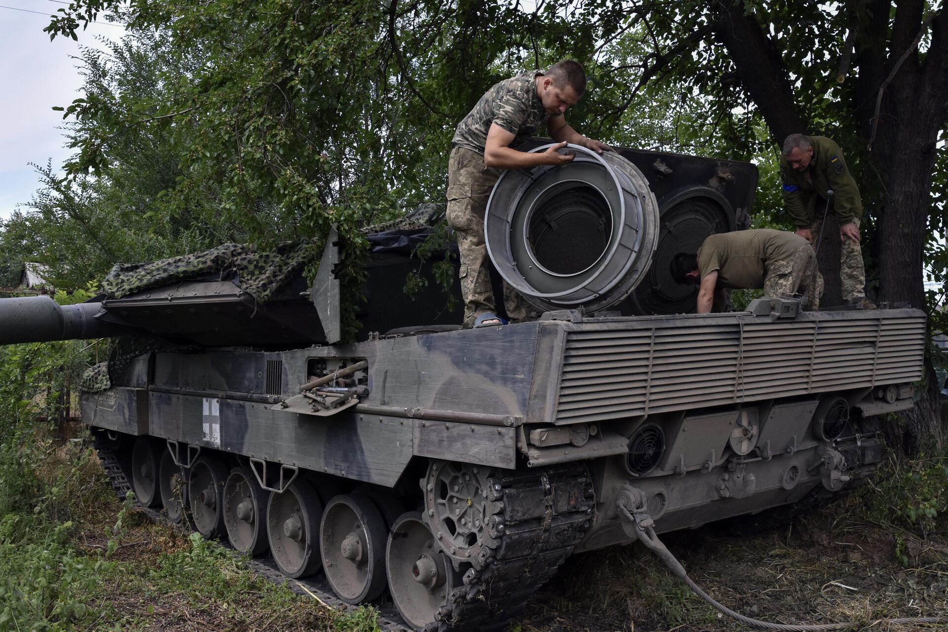  Украинские солдаты ремонтируют танк Леопард-2 на позиции в Запорожской области - РИА Новости, 1920, 22.11.2023