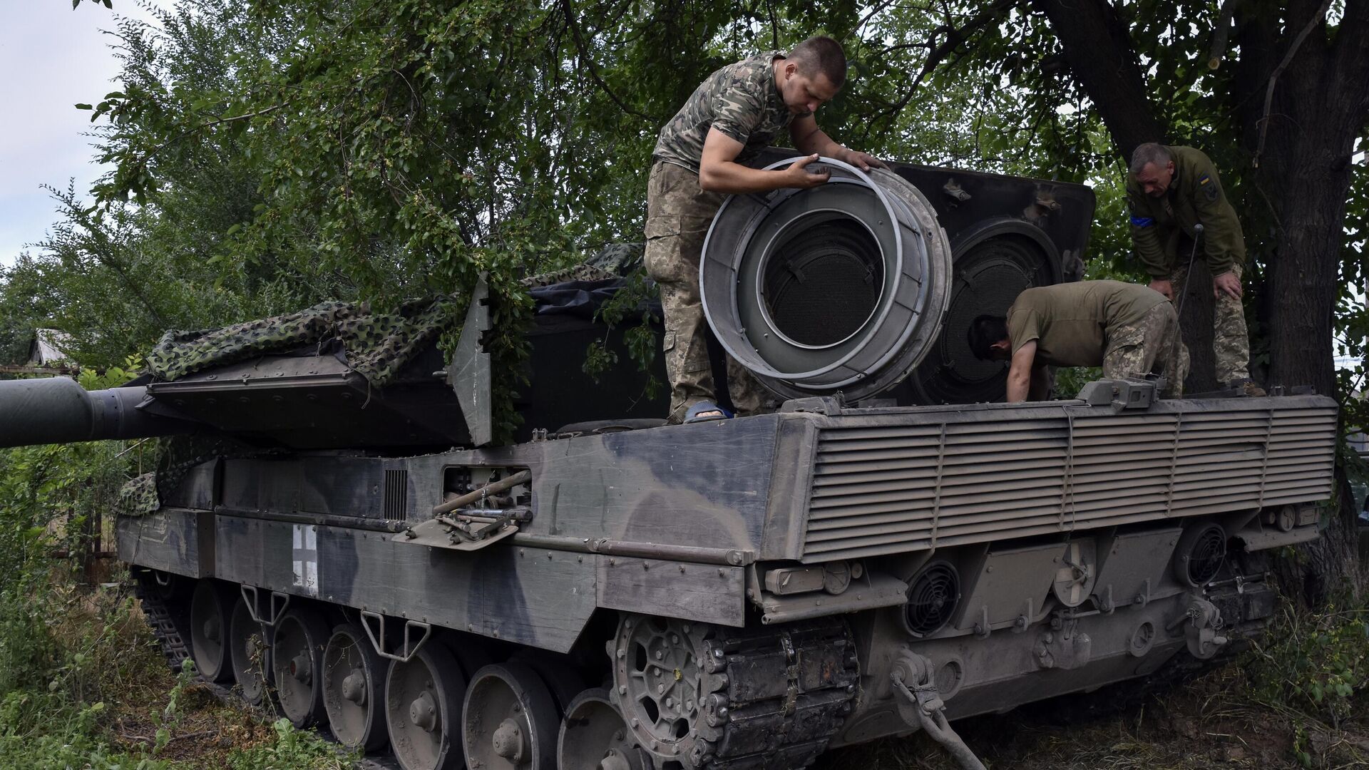  Украинские солдаты ремонтируют танк Леопард-2 на позиции в Запорожской области - РИА Новости, 1920, 07.07.2023