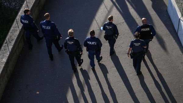Швейцарские полицейские перед несанкционированной акцией протеста