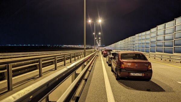 Автомобили у Крымского моста