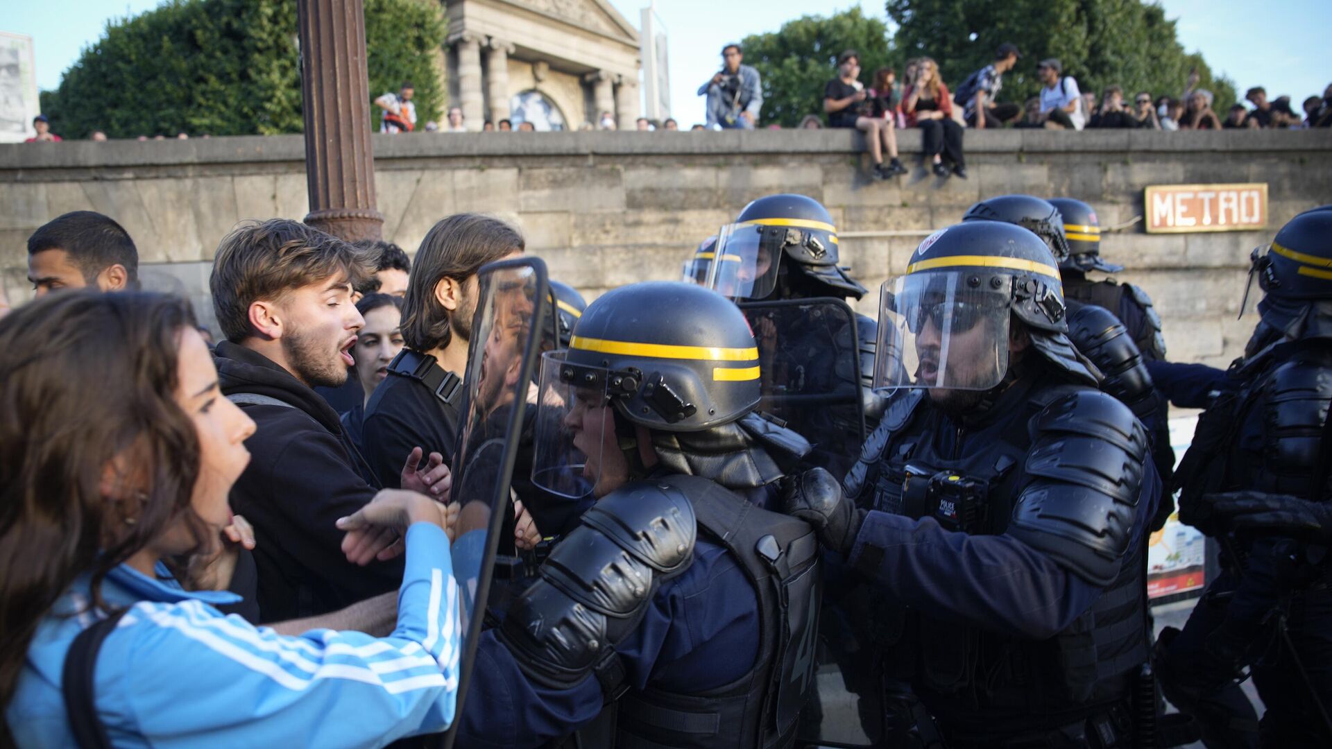 Участники протеста и сотрудники правоохранительных органов на одной из улиц в Париже - РИА Новости, 1920, 03.07.2023