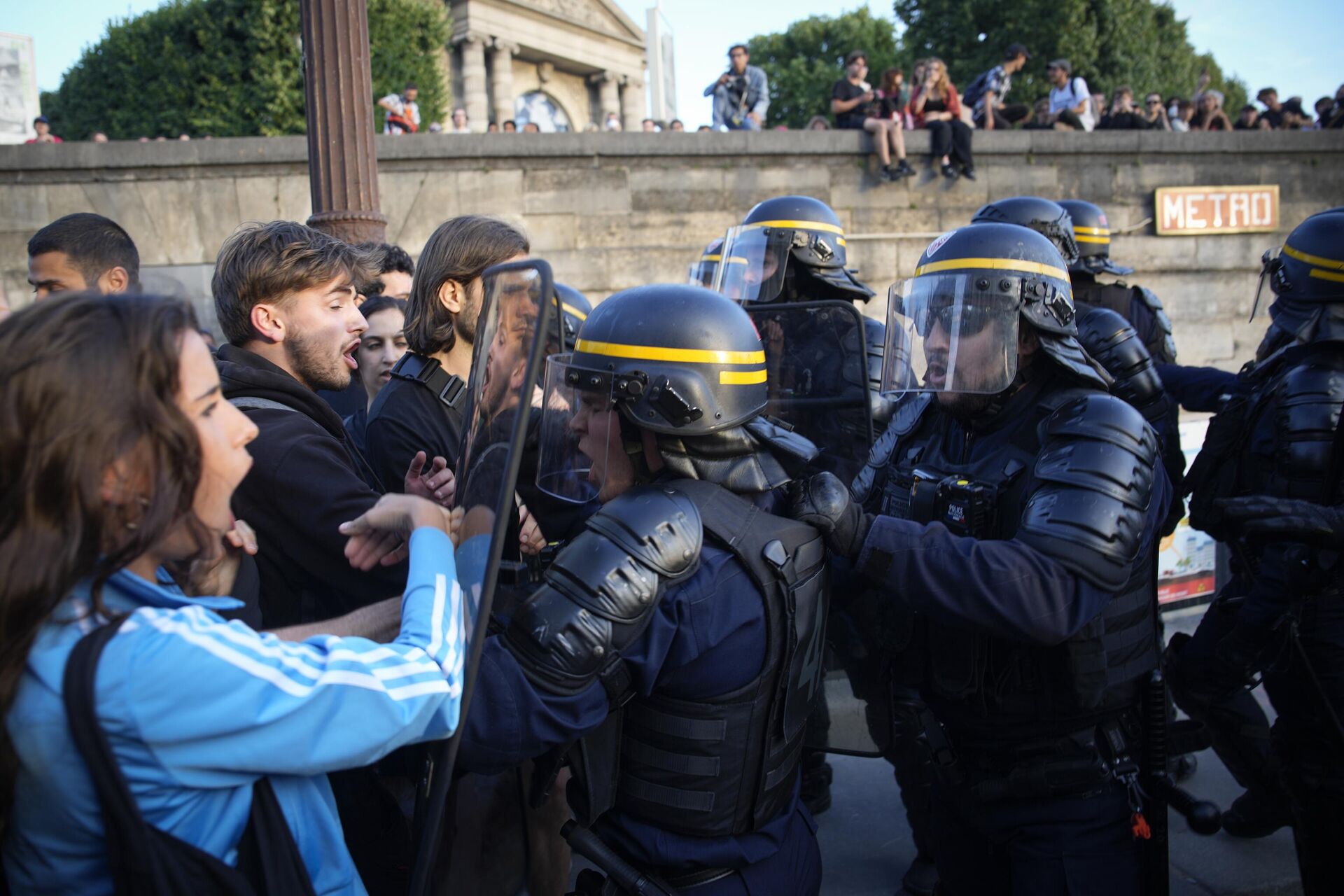 Участники протеста и сотрудники правоохранительных органов на одной из улиц в Париже - РИА Новости, 1920, 03.07.2023