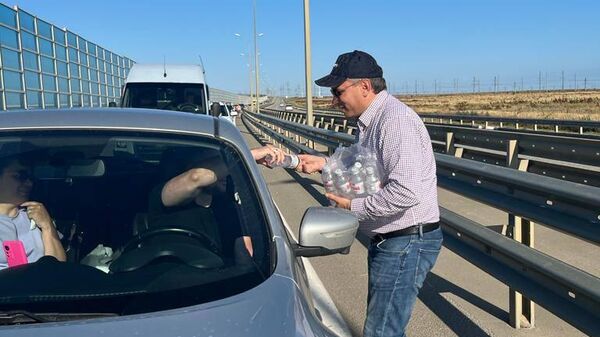 Волонтеры раздают воду на подъезде к Крымскому мосту