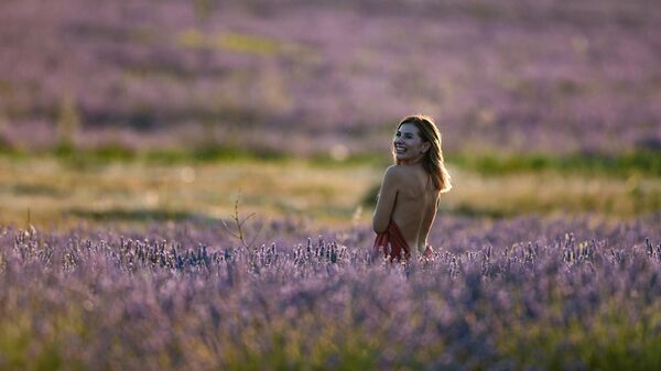 Женщина фотографируется на плантациях лаванды в Бахчисарайском районе у села Тургеневка в Крыму