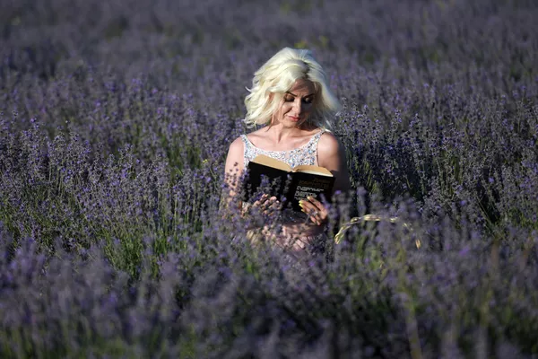 Женщина с книгой на плантациях лаванды в Бахчисарайском районе у села Тургеневка в Крыму