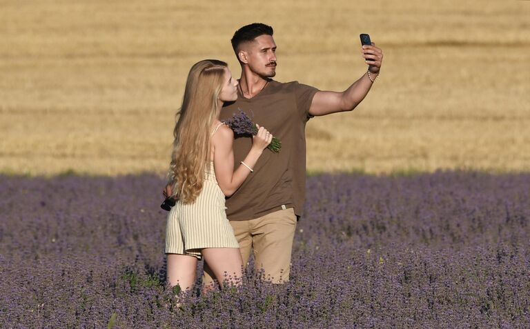 Отдыхающие фотогрфируются на плантациях лаванды в Бахчисарайском районе у села Тургеневка в Крыму