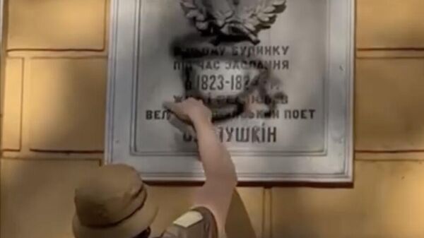 В Одессе вандалы закрасили табличку с Пушкиным. Кадр видео