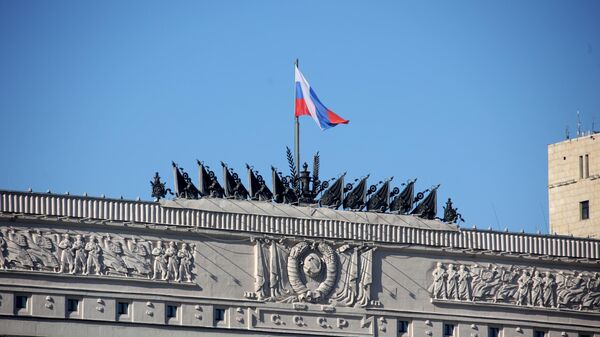 Флаг России на здании Министерства обороны Российской Федерации 