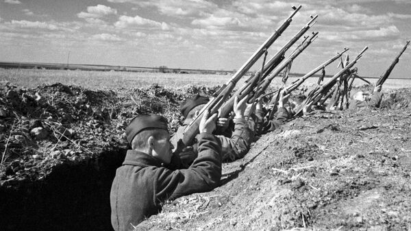 Красноармейцы отрабатывают приемы залпового огня по низколетящим самолетам противника, Курская дуга, Великая Отечественная война, 1941-1945 годы