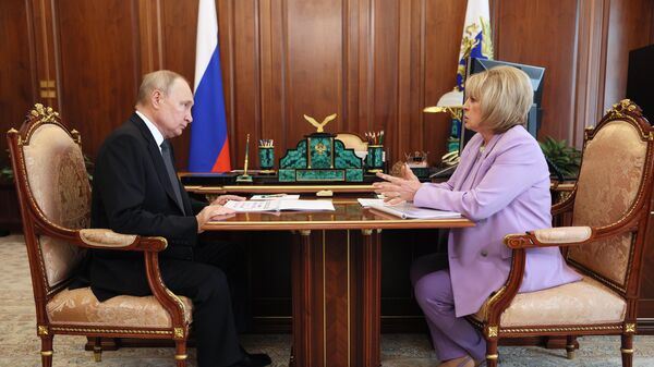 Президент РФ Владимир Путин и председатель Центральной избирательной комиссии РФ Элла Памфилова во время встречи
