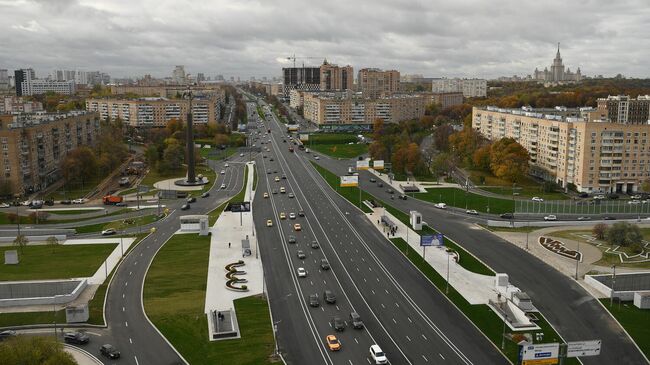 Вид на Ленинский проспект, площадь Гагарина, памятник Юрию Гагарину и МГУ